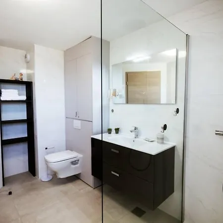 Apartament Les 3 Baigneuses : 2 Chambres, Neuf Proche De Toutes Commodites